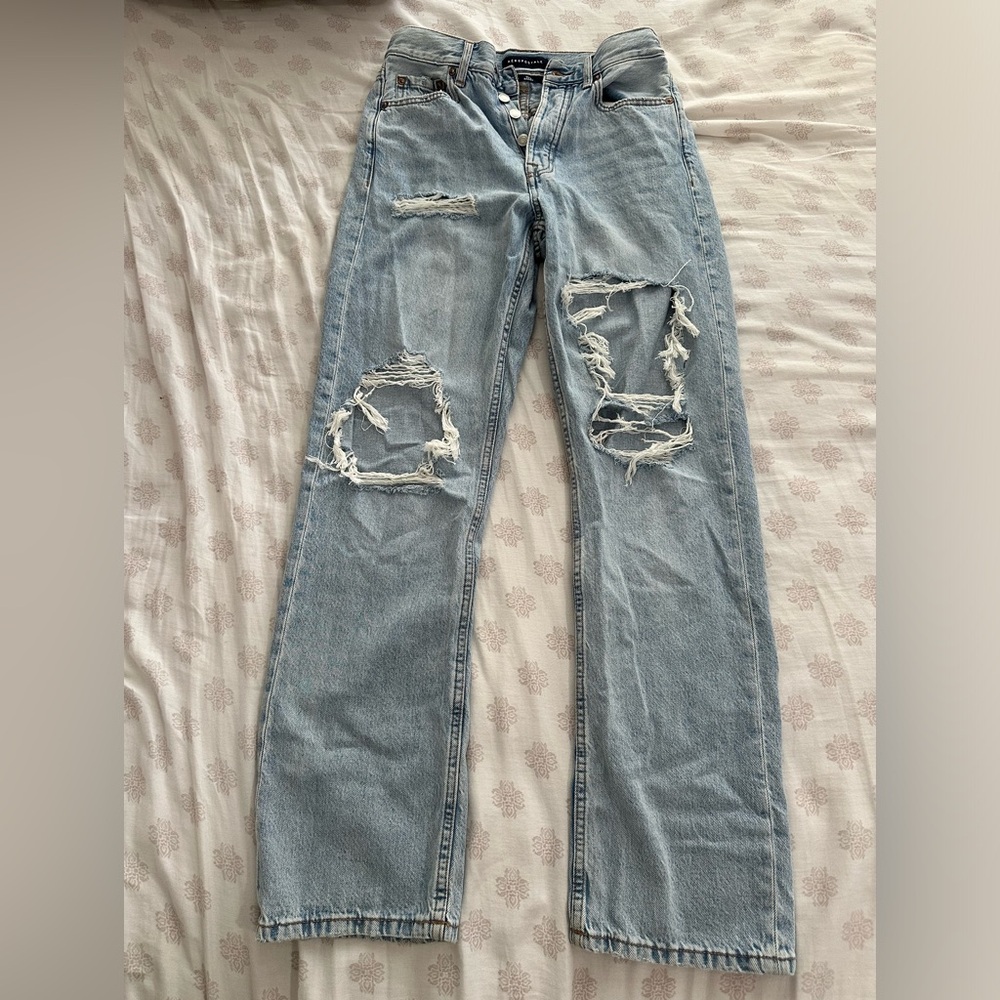 Aeropostale Women’s Light Wash Ripped Jeans